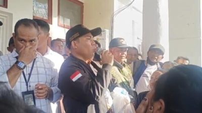 Tersangka Hendrikus Djawa saat melakukan orasi di kantor bupati Kupang (istimewa)