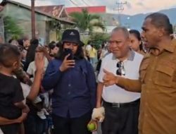 Momen Haru di Pawai Paskah Alor, Ibu Gendong Anak Curhat ke Wagub NTT Soal Honor Kader Posyandu