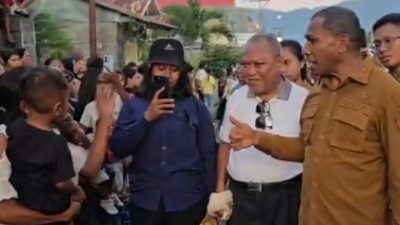 Momen Haru di Pawai Paskah Alor, Ibu Gendong Anak Curhat ke Wagub NTT Soal Honor Kader Posyandu
