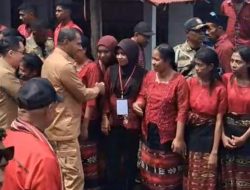 Wagub NTT Johni Asadoma Disambut Tarian Leli saat Hadiri 100 Tahun Injil di Pantar Timur, Penuh Toleransi