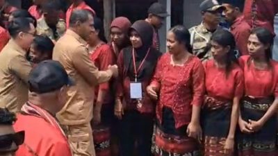 Wagub NTT Johni Asadoma Disambut Tarian Leli saat Hadiri 100 Tahun Injil di Pantar Timur, Penuh Toleransi