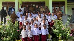 Momen Haru di SD Katpisi Alor Timur,Guru Kaget Saat Wagub NTT Johni Asadoma Datang dan Beri Motivasi