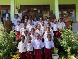 Momen Haru di SD Katpisi Alor Timur,Guru Kaget Saat Wagub NTT Johni Asadoma Datang dan Beri Motivasi