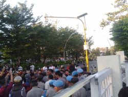 Demo Sopir Pick Up Kembali Rusak Gerbang Kantor Gubernur NTT,Pemprov Tempuh Jalur Hukum