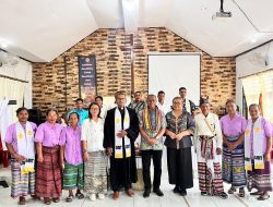 Ibadah di GMIT Banbiu, Wagub NTT Johni Asadoma Tekankan Pentingnya Gizi dan Pendidikan Anak