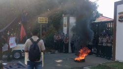 Bakar Ban di Depan Polda NTT, Aliansi Mahasiswa Desak Kapolri Copot Kapolda dan Dirkrimsus Terkait Kasus Lika-Liku,BBM